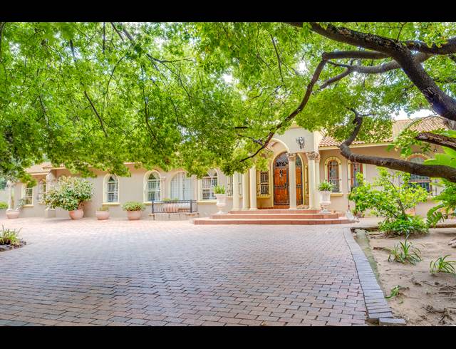 9 BEDROOM FREESTANDING FOR SALE IN BRYANSTON